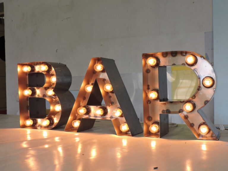 Ретро вывески с лампочками